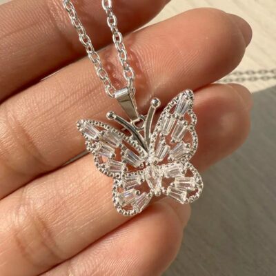 Dije mariposa con piedras