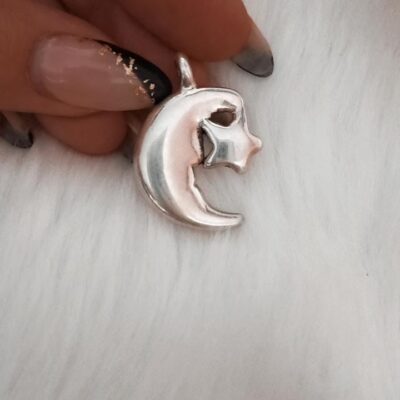 Dije de plata inflada luna y estrella