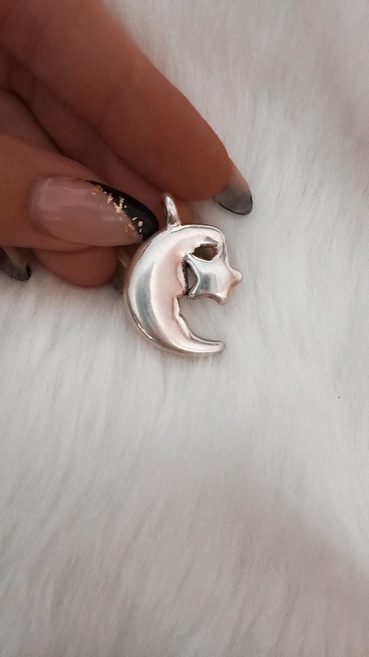 Dije de plata inflada luna y estrella