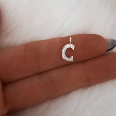 Dije de plata y micropiedras Mini letra "C"
