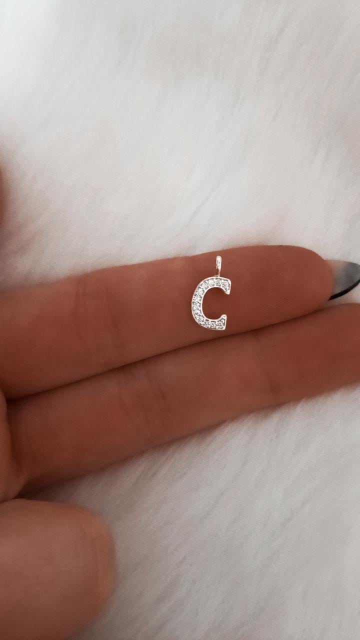 Dije de plata y micropiedras Mini letra "C"