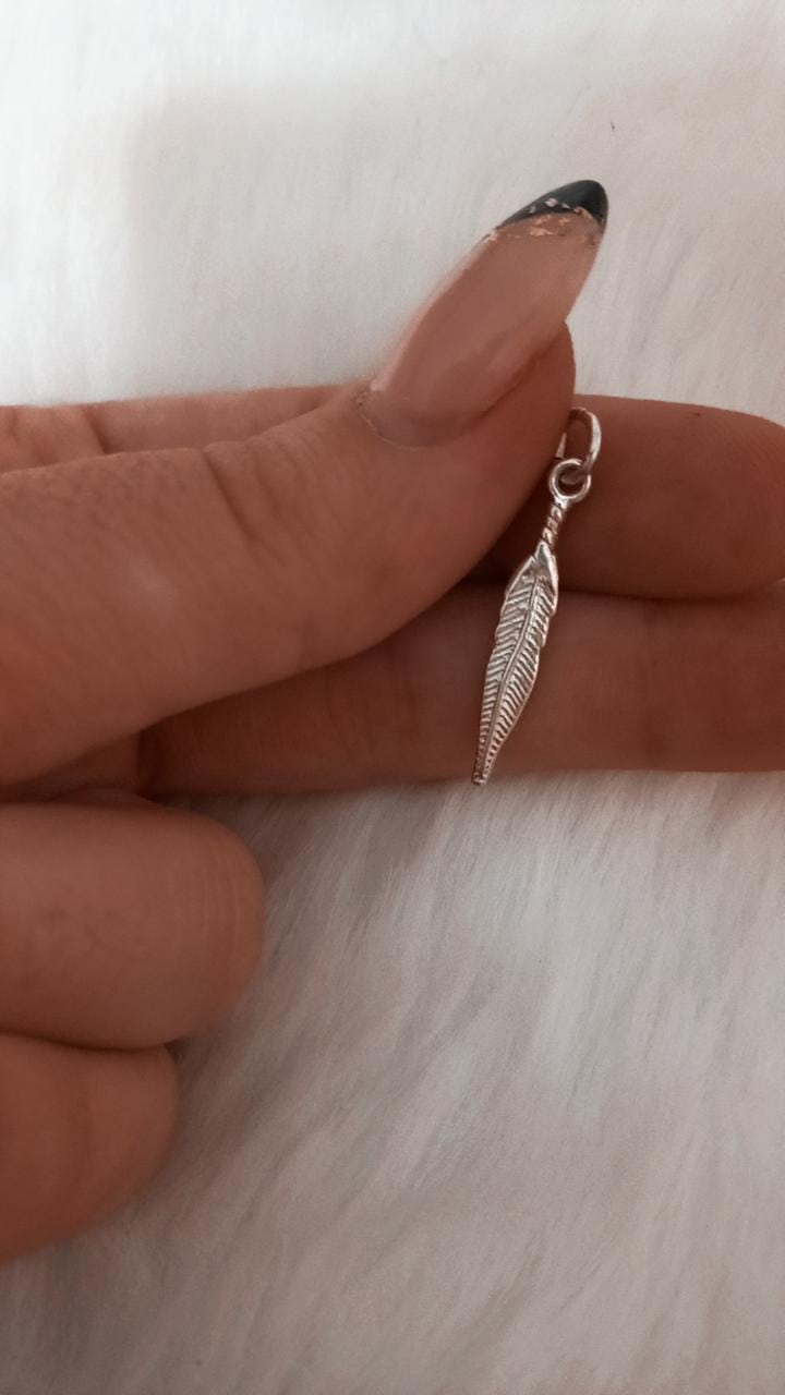 Dije de plata pluma