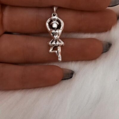 Dije de plata inflada bailarina
