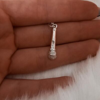 Dije de plata microfono