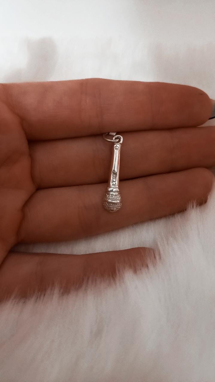 Dije de plata microfono