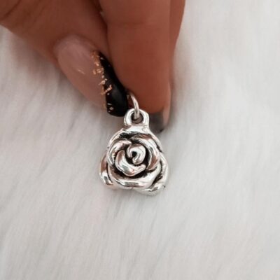 Dije de plata inflada Rosa