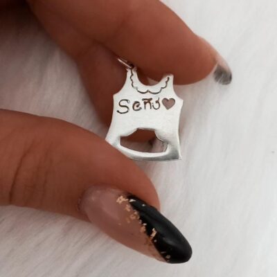 Dije de plata guardapolvo señorita