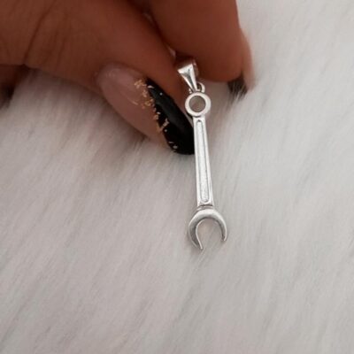 Dije de plata herramienta