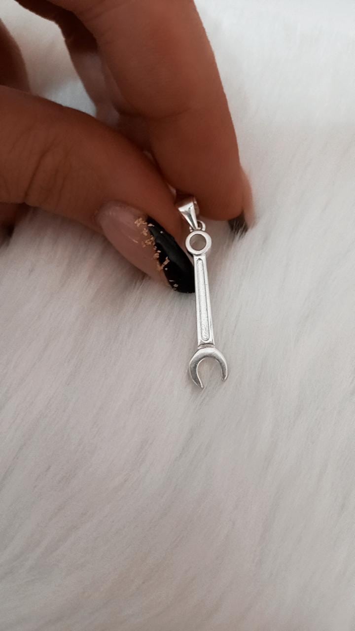 Dije de plata herramienta